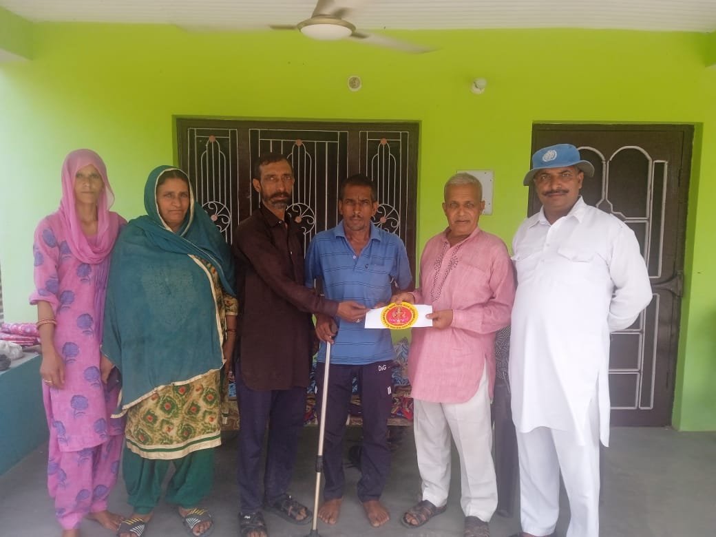जरूरतमंद परिवार को पहुंचाई 15000 हजार रुपए की आर्थिक सहायता