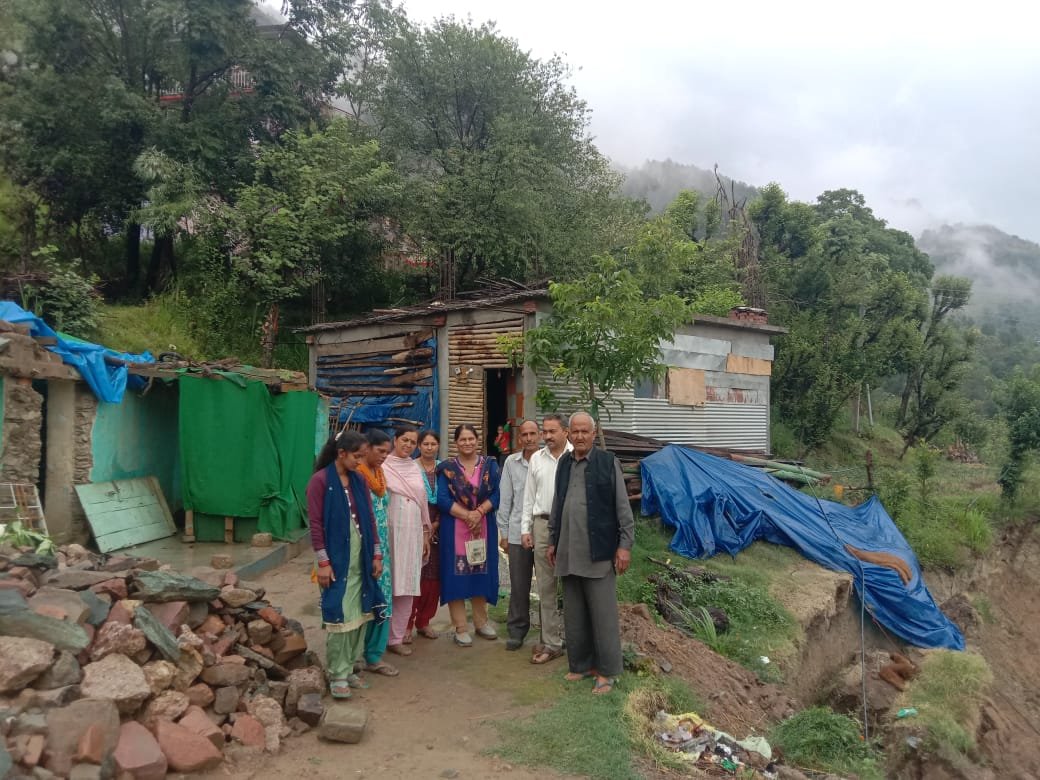 मोहड़धार गांव में ल्हासा गिरा, खतरे में पड़ा रिहायशी मकान