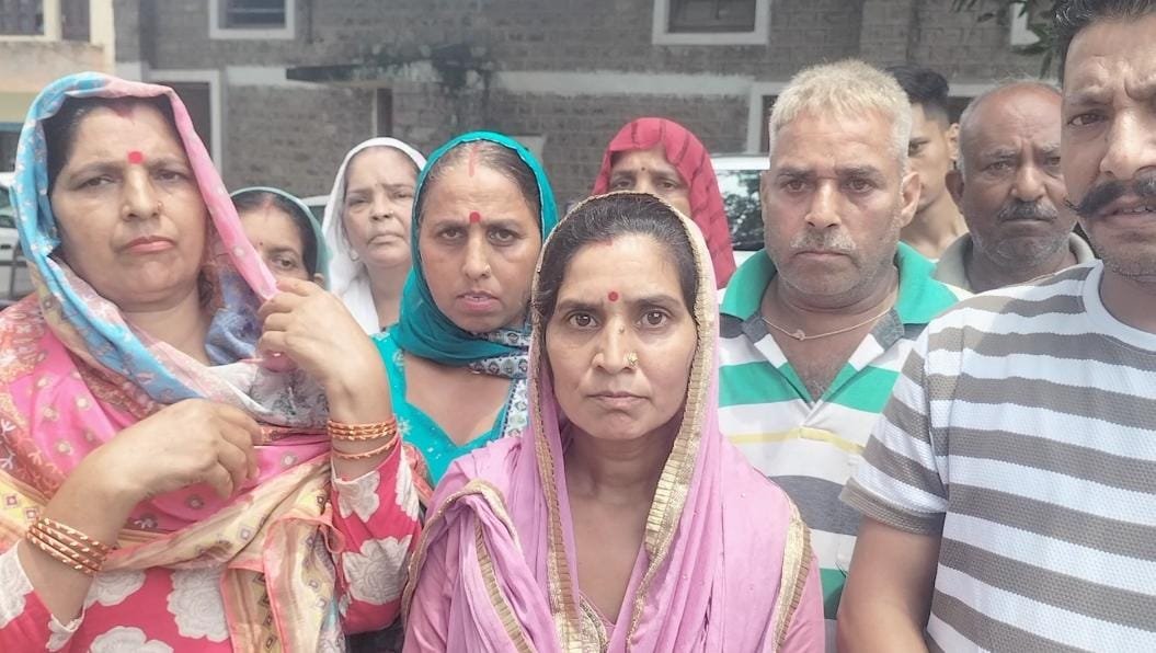 साहव मेरी बेटी गायब हो गई हैं, एक लड़का उसे भगा कर ले गया है उसे ढूंढने में मेरी मदद करें