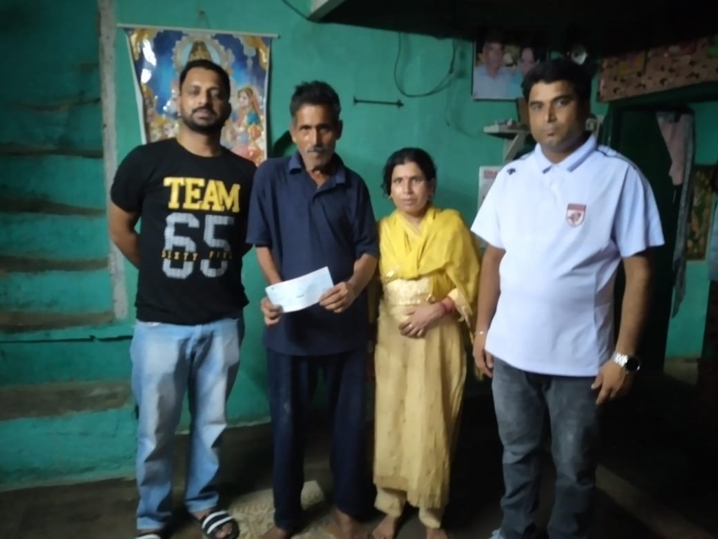 कुसुम फाउंडेशन ने सुजानपुर के वार्ड नंबर 6 के रवि कुमार पुत्र चुन्नी लाल के परिवार की आर्थिक मदद की