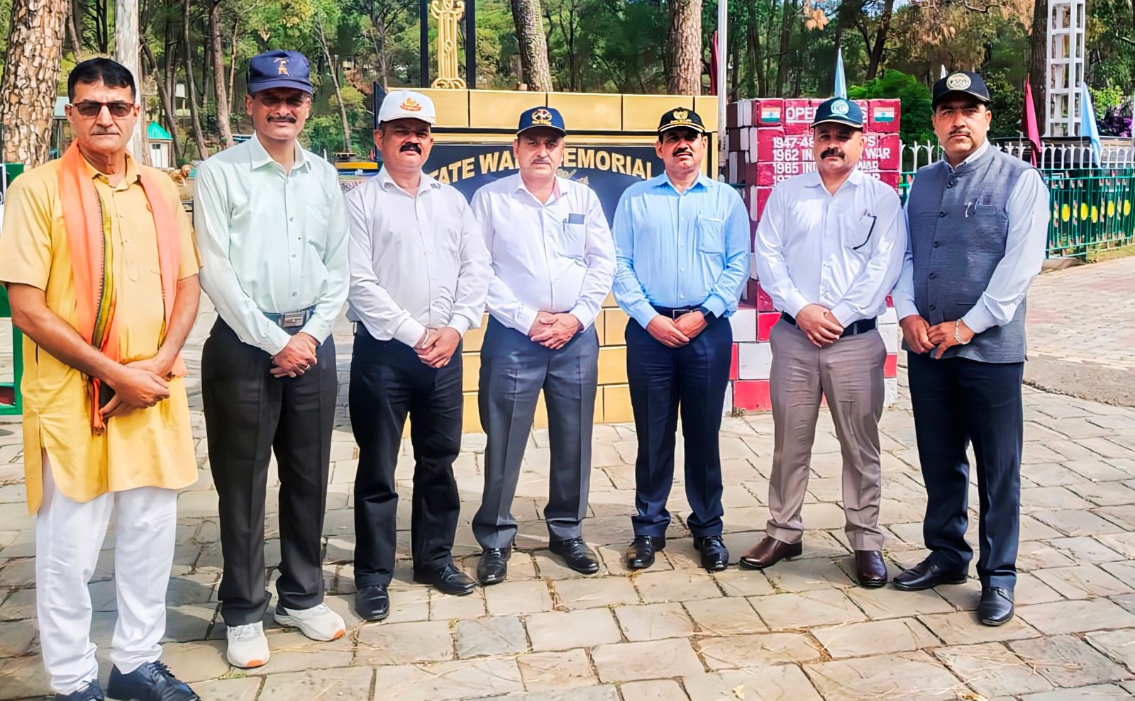 भूतपूर्व सैनिक रक्कड लीग द्वारा एकत्रित धनराशी को राहत कोष हैडक्वाटर धर्मशाला में करवाया जमा ।