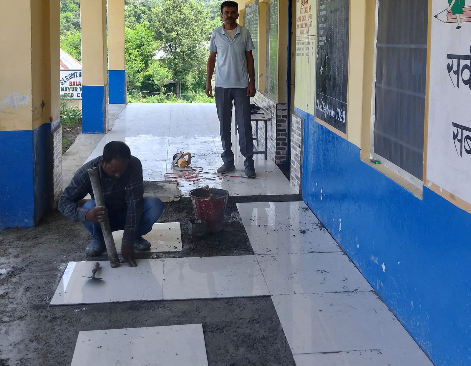 बलाहरा के शिक्षक ने लोगों के सहयोग से बरामदे में डलवाईं टाइलें