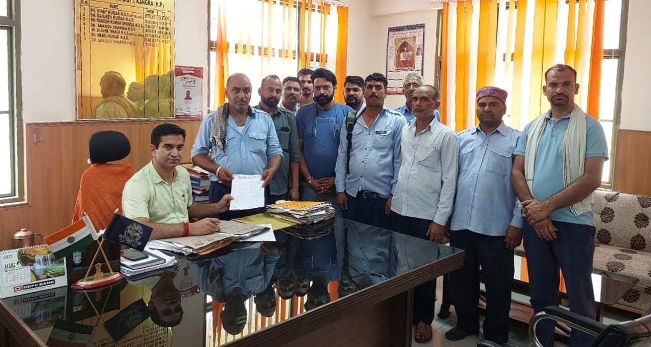 टैक्सी चालकों ने प्राइवेट गाड़ियों में सवारी ढोने वालों पर कार्रवाई करने के लिए उपमंडलाधिकारी ज्वालामुखी को सौंपा ज्ञापन