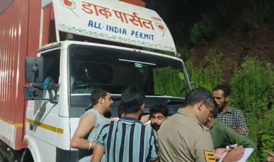 डाक पार्सल कंटेनर से 17 भैंसे व 8 कटड़े बरामद