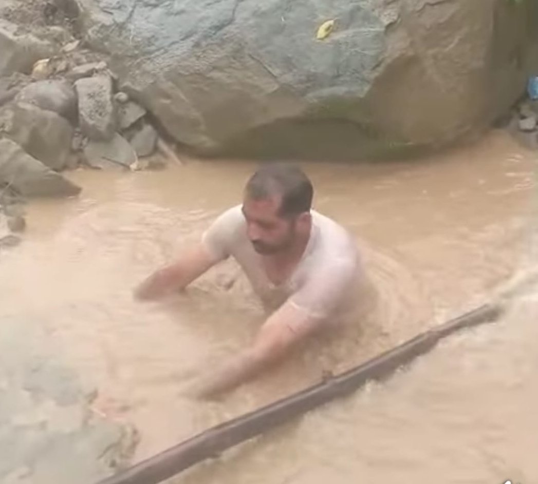 मझीण के सुनील कुमार इस आपदा में बने सच्चे योद्धा                                भारी बारिश में बंद पुलिया को खोला