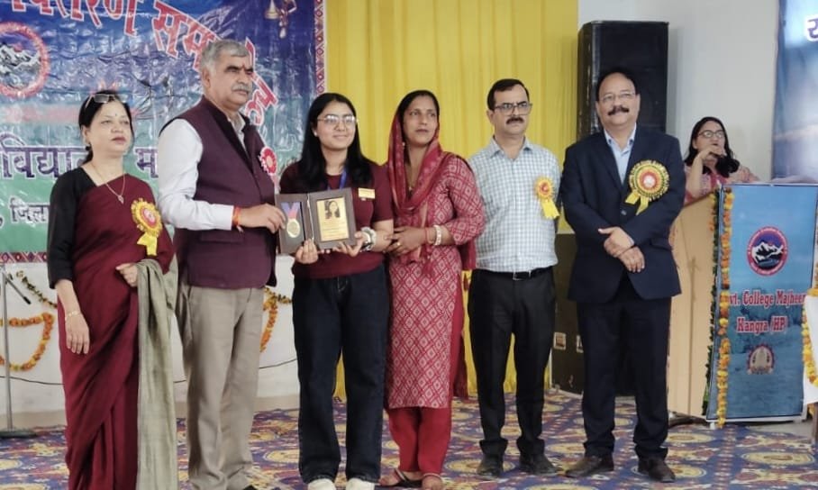 राजकीय स्नातक महाविद्यालय मझीण में वार्षिक पारितोषिक वितरण समारोह में होनहार नवाज़े