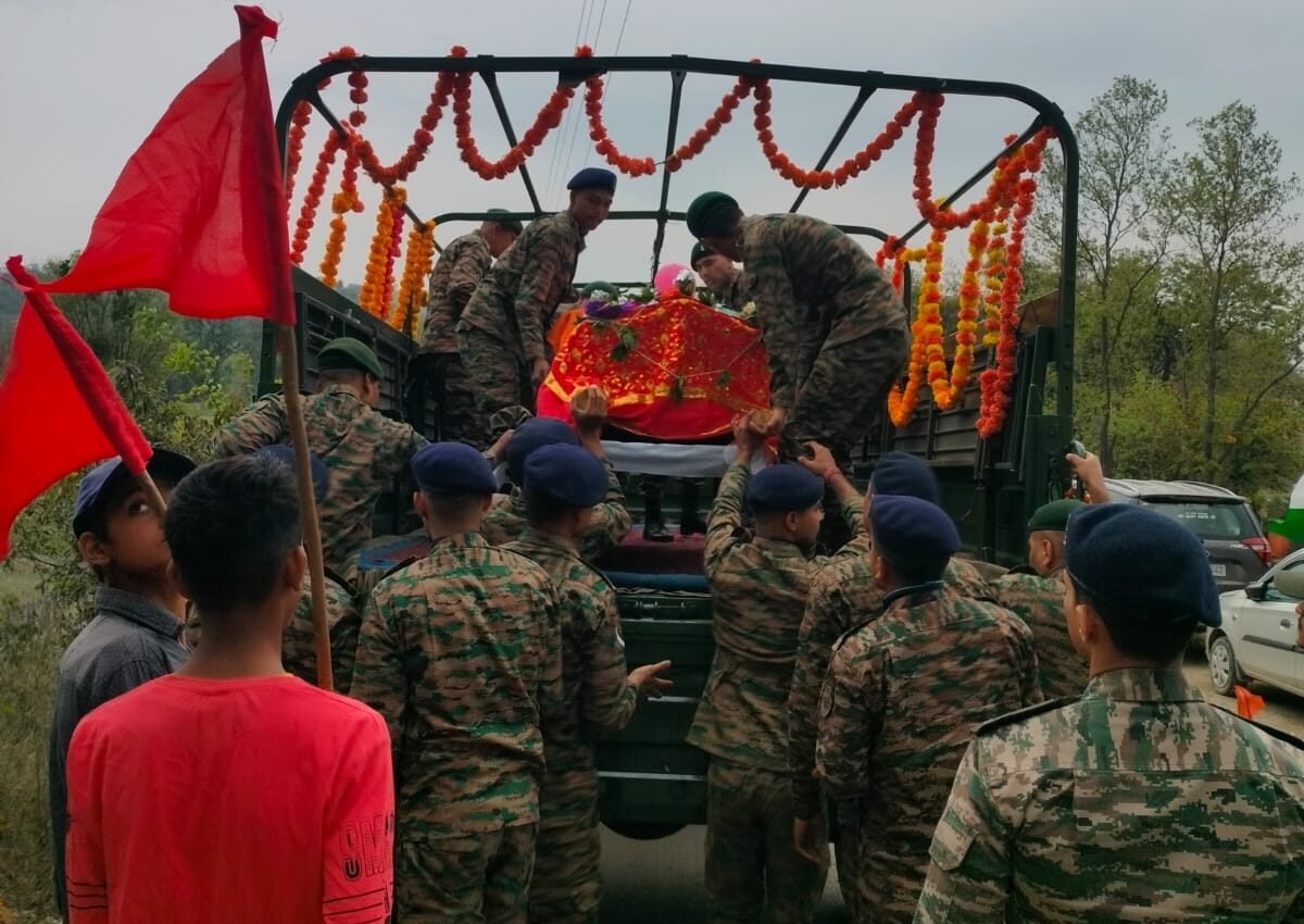 राइफल मैन अविनाष ठाकुर की अंतिम यात्रा पर सेना ने दिया गार्ड आफ आनर