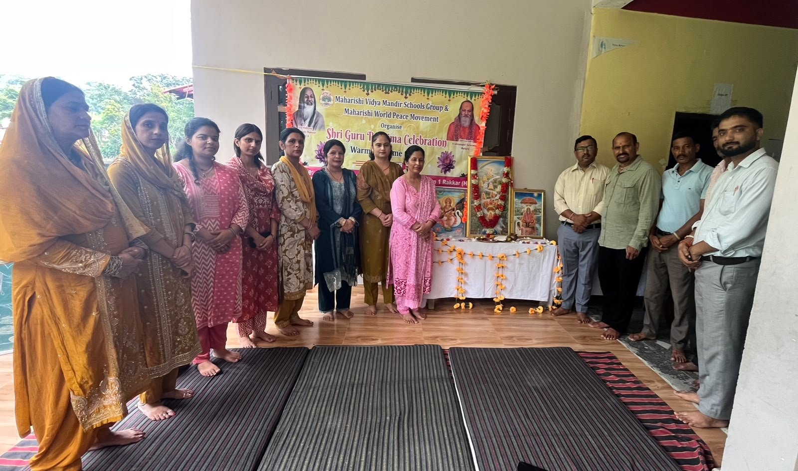 महार्षि विद्या मंदिर, रक्कड़ में श्री गुरु पूर्णिमा समारोह श्रद्धा एवं भक्ति के साथ मनाया गयास्टाफ ने महर्षि महेश योगी जी के चित्र पर पुष्पांजलि अर्पित कर किया गुरु वंदन